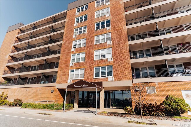 Building Photo - 1 E Broadway Unit 4B