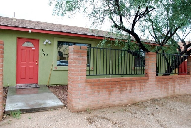 Photo - Modern 4 Bed 5 Bath Near UofA – Private Baths & Off-Street Parking