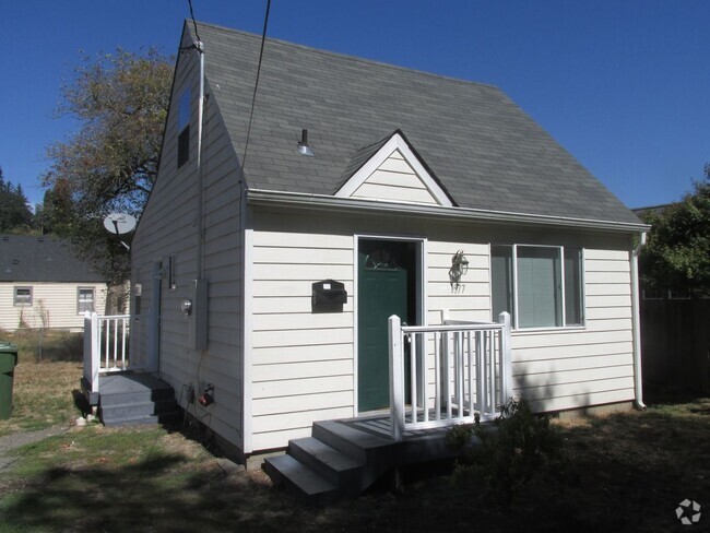 Building Photo - 2 BEDROOM 1 BATH COTTAGE LIKE HOME LOCATED...