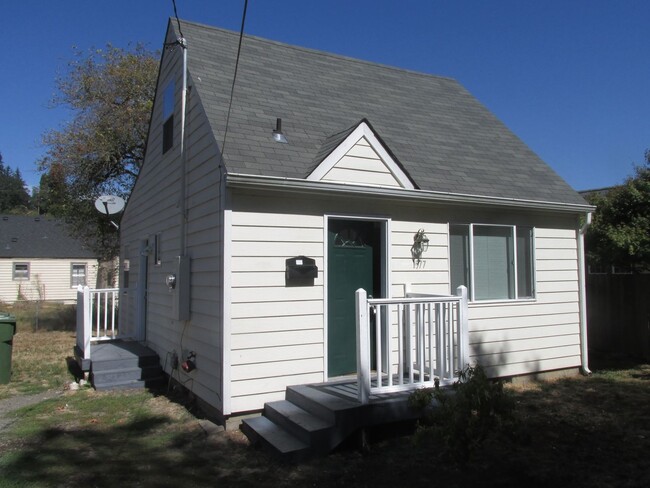 2 BEDROOM 1 BATH COTTAGE LIKE HOME LOCATED... - 2 BEDROOM 1 BATH COTTAGE LIKE HOME LOCATED...