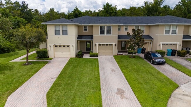 Photo - Town House 3 Bedroom and /2.5 Bathrooms. At Lee Vista area gated Community.