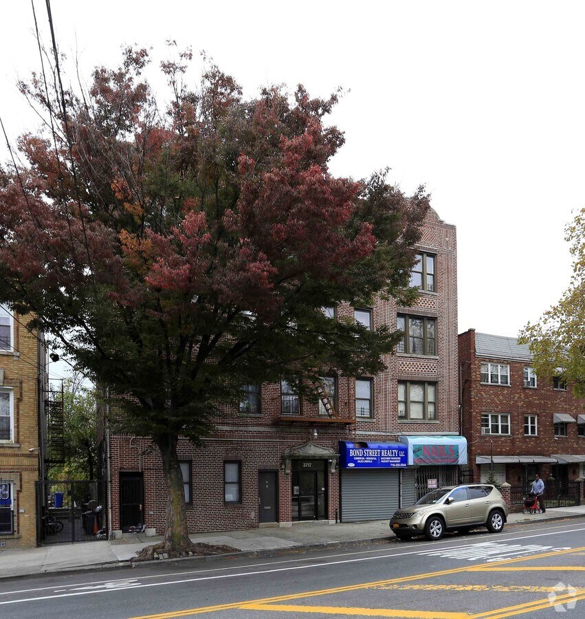 Photo - 3717 Bronxwood Ave