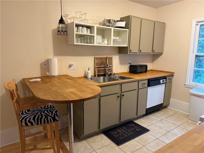 Photo - 2035 Lyle Ave Unidad A