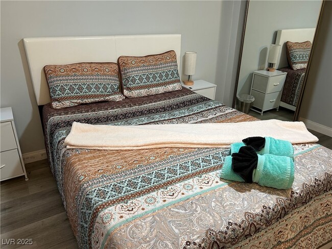 Photo - 5045 Spencer St