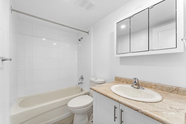 Photo - 1 BD 1 BA + AC in Prime Etobicoke Unit 1 BD