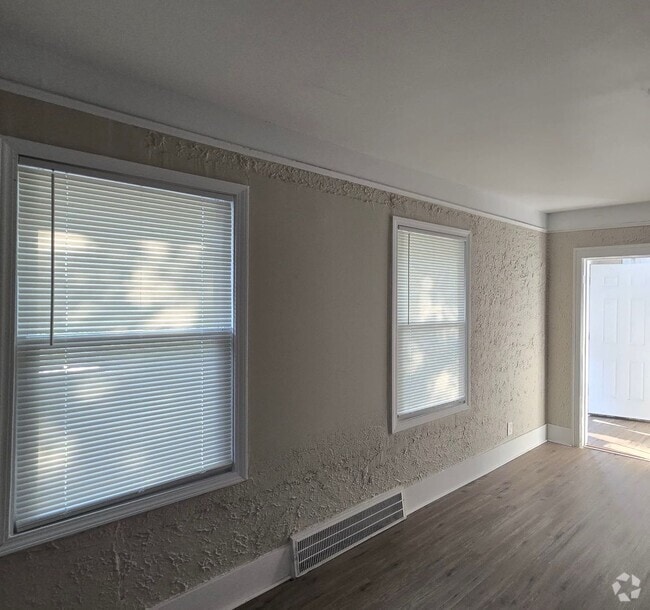 Building Photo - Beautifully Renovated 3-Bedroom Home – We ...