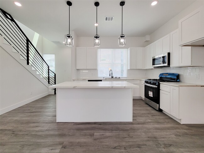 Building Photo - 1901 Mary St