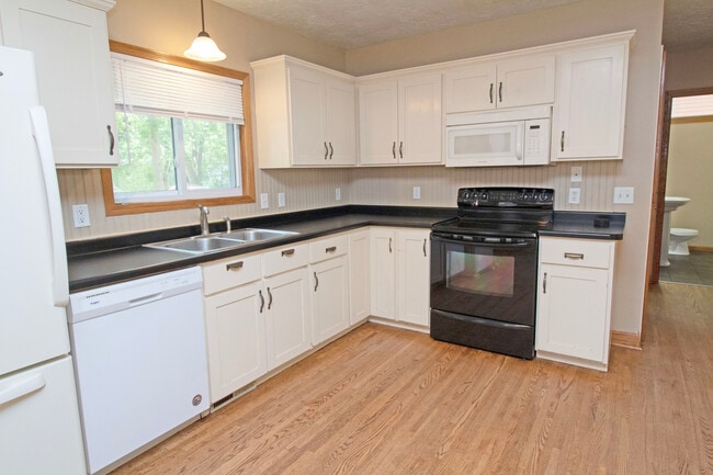 Photo - 321 2nd Ave NE