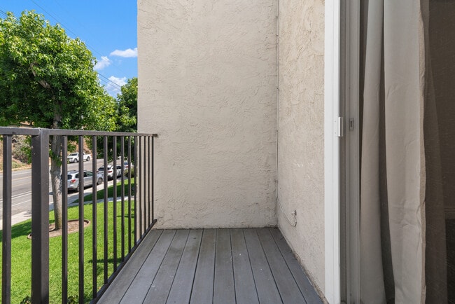 Building Photo - 2850 Reynard Way 21 Unit 21