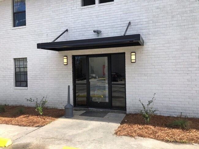 Photo - Fully Renovated 2 Bed 1 Bath Apartment By Downtown Summerville! Unidad 10