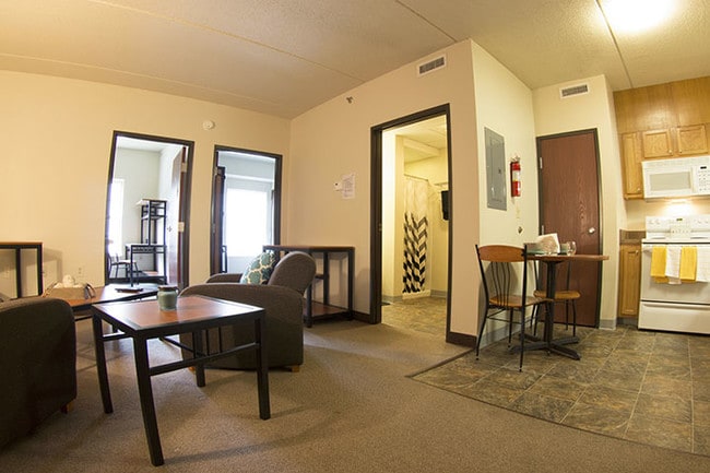 Sala de estar y cocina - 500 Honeysuckle Ln Student Housing