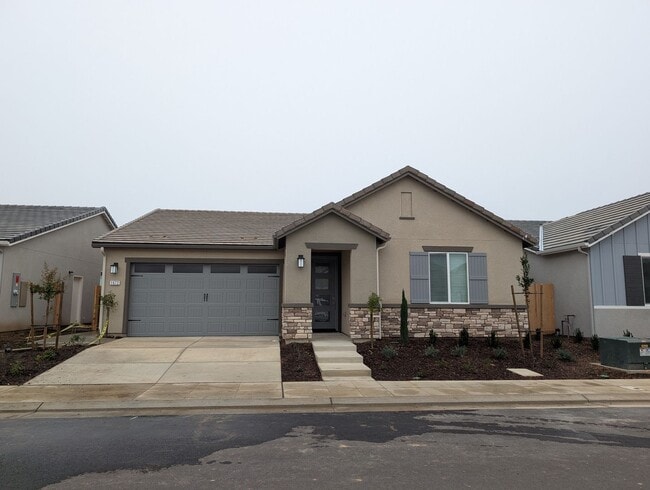 Building Photo - New Wilson home offering modern amenities, solar and a nice floor plan. Bonus room with den or of...
