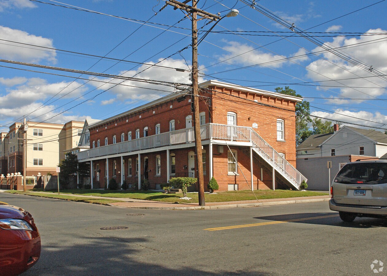 Photo - 185-191 Laurel St Apartments