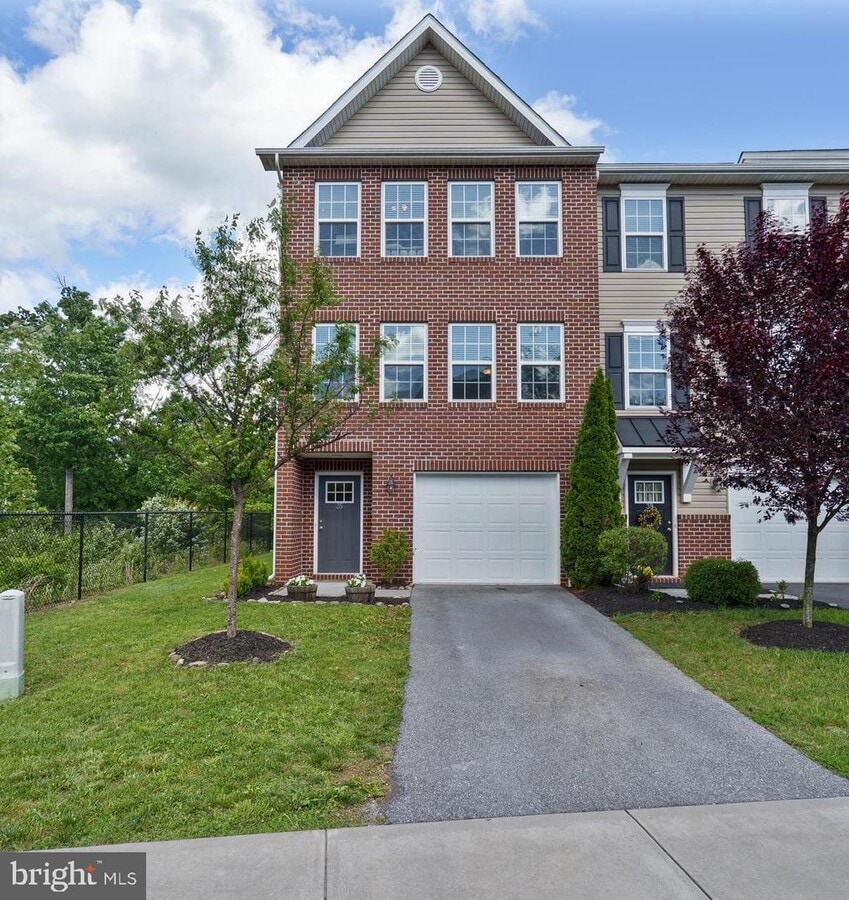 Photo - 35 Savage Ct Townhome