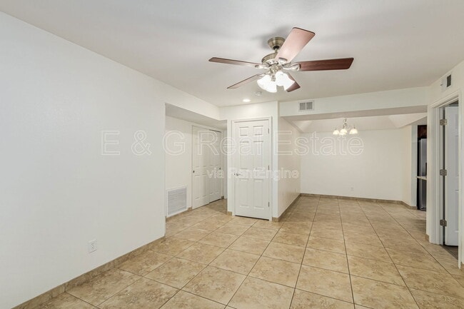 Photo - 1905 E University Dr Unidad 117