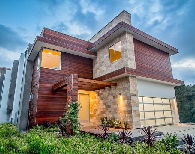 Building Photo - 16500 Moorpark St Rental