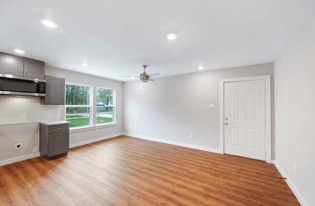 Photo - For Lease | 3 Bed, 2 Bath | 1,106 Sq Ft | East Way Manor |