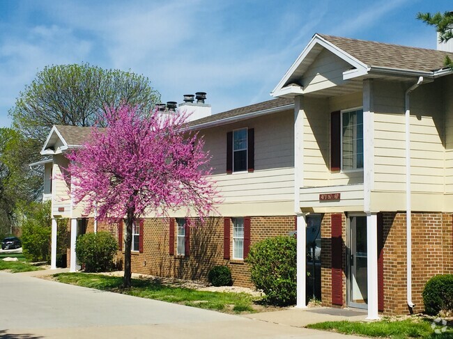 Building Photo - Hyde Park Townhomes & Apartments