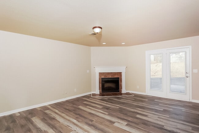 Photo - 203 Whitestone Dr NE