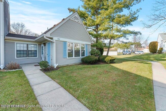 Photo - 237 Wycoff Way W