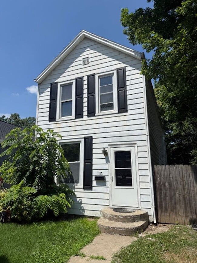 Photo - 1113 Henning Ave House