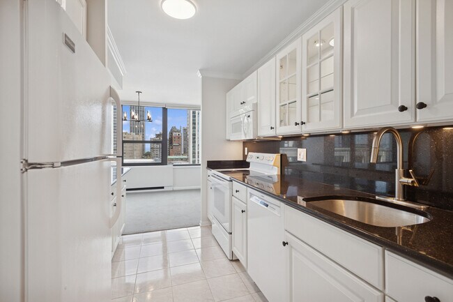 Photo - 1560 N Sandburg Terrace Unidad 1412