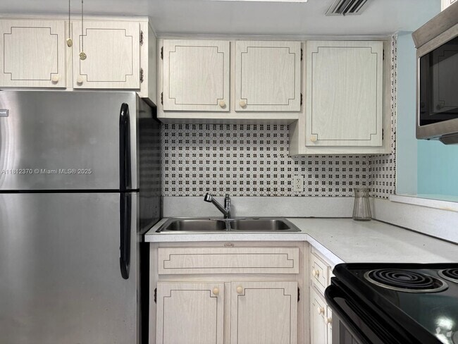 Building Photo - 1333 E Hallandale Beach Blvd Unit 134 Rental