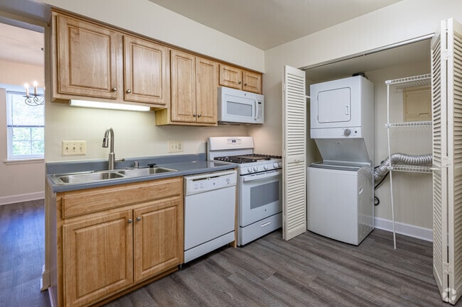 1BR, 1BA - 1,100SF - The Normandy - Kitchen