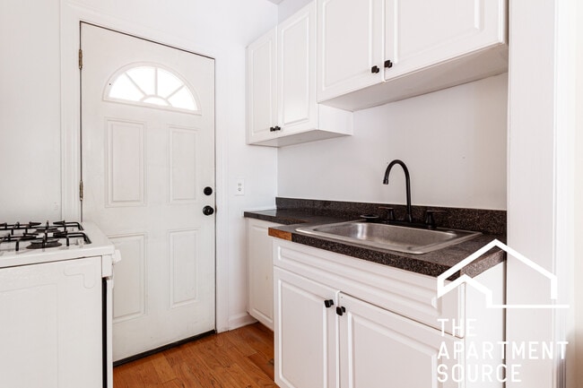 Building Photo - 3823.5 N Fremont St Unit W2 Rental