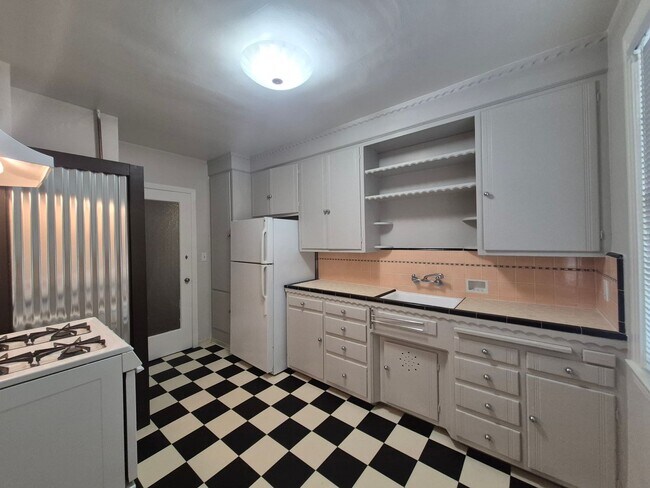 Building Photo - Gorgeous 1 Bedroom Downstairs at the Esqui... Unit 3 Rental
