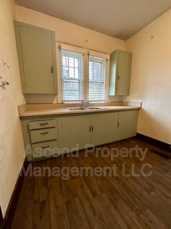 Photo - 818 Gillespie Rd