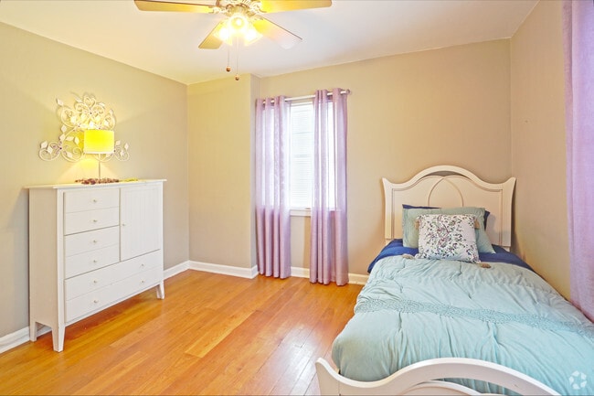 2BR, 1BA - 850 SF - Bedroom