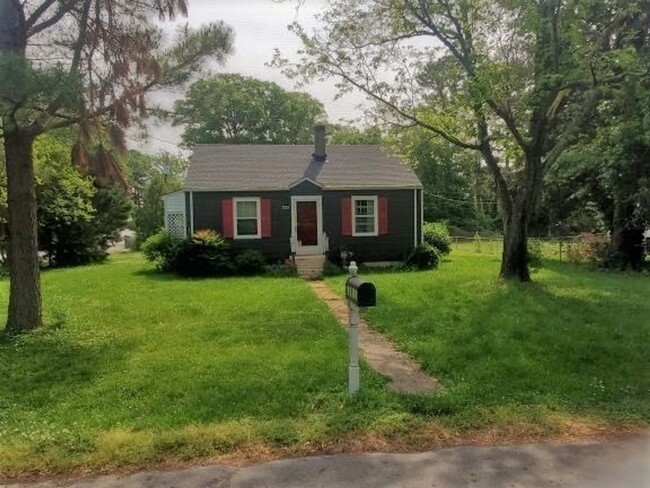 Bungalow style home off of Staples Mill on... - Bungalow style home off of Staples Mill on...