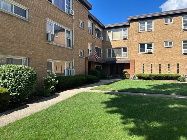 Building Photo - 6823 N Northwest Hwy Unit 125 Rental