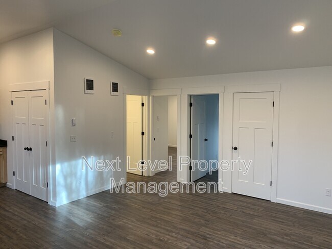 Photo - 1003 5th St E