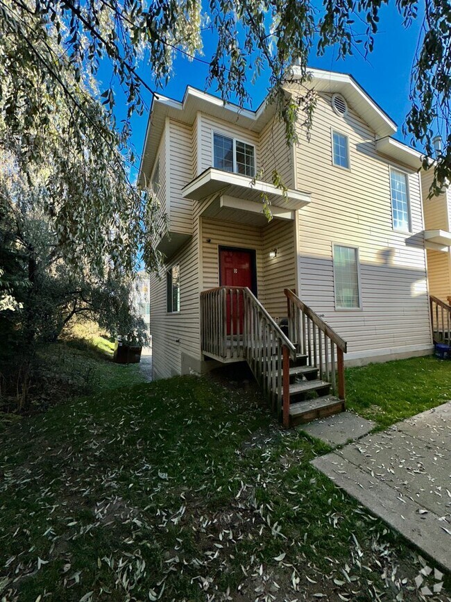 Building Photo - Beautiful Home with heated 2 car garage! C...