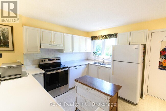 Photo - 145 Fairway Crescent