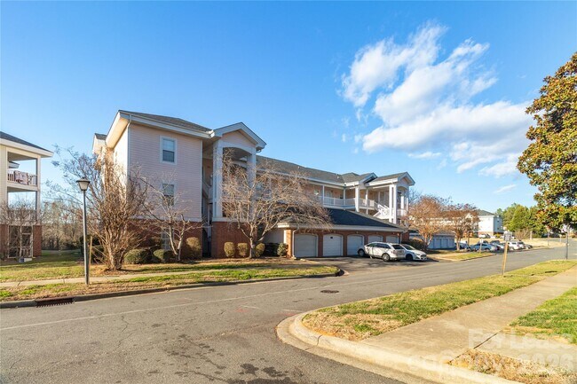 Building Photo - 9047 Meadow Vista Rd Unit 104