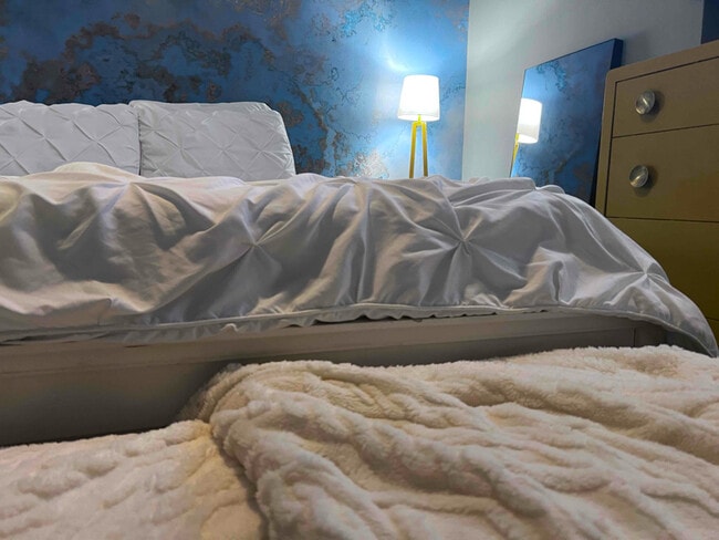 Photo - 550 W Surf St