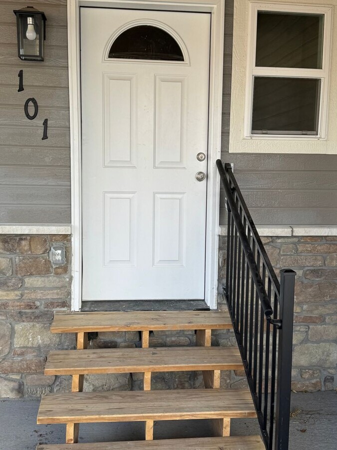 Spacious 4BR Duplex in Colorado Springs - Spacious 4BR Duplex in Colorado Springs