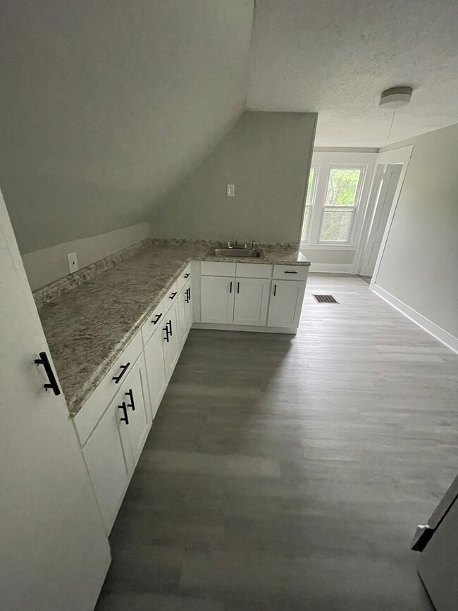 Building Photo - 12 Harding Pl Unit 3rd Floor Rental