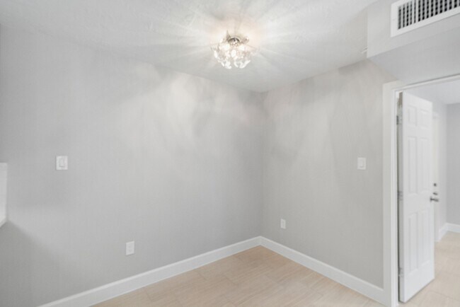 Photo - 2101 Fountain View Dr Unit 4 6