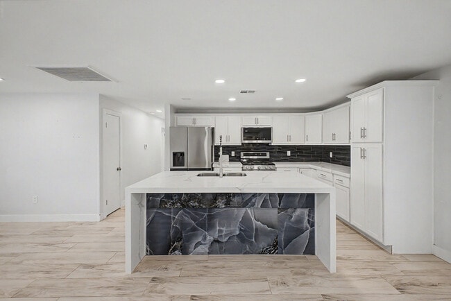 Building Photo - 3701 E Ludlow Dr