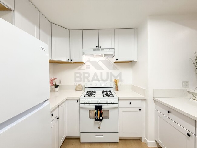 11035 Moorpark St Unit 102