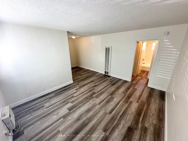 Building Photo - Cute 1bd/1ba move in ready in NoHo Unit 11481 Victory Blvd