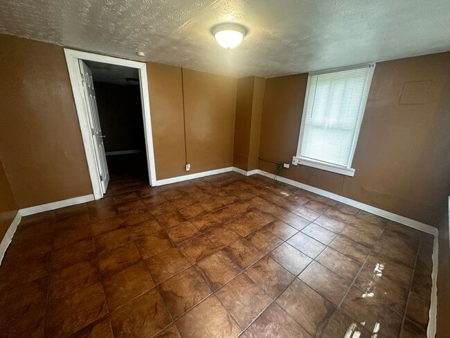 Building Photo - 412 E 23rd St Rental