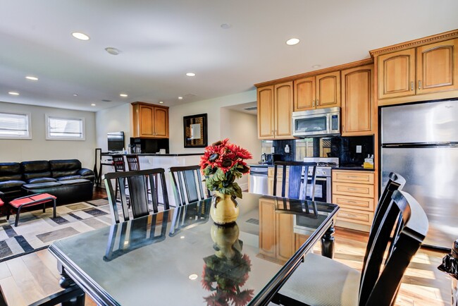 Building Photo - 2504 23rd St Unit #A FURNISHED