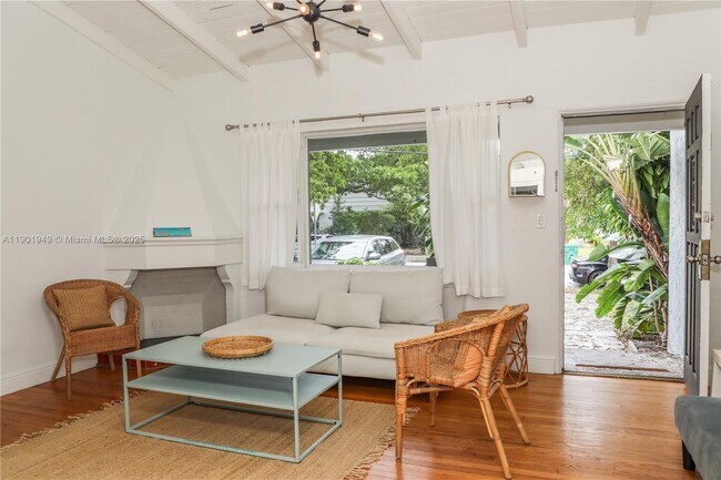 Photo - 460 NE 76th St