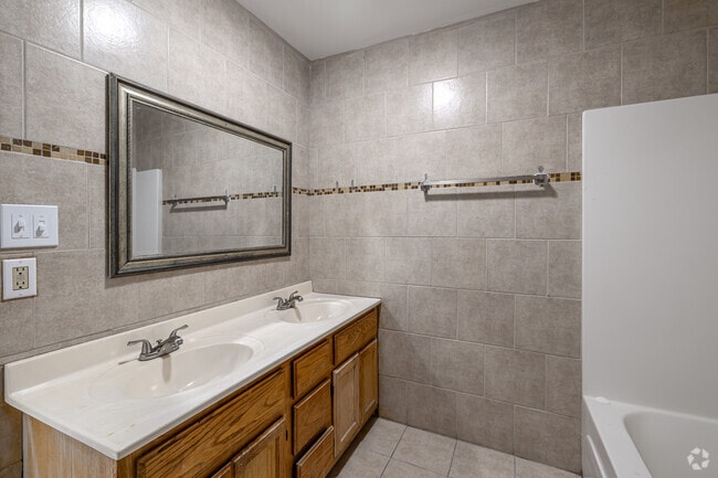 2BR, 1BA - 1,000SF - Bathroom