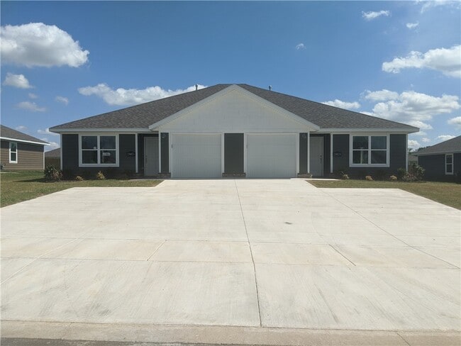 Building Photo - 610 W Loren Dr